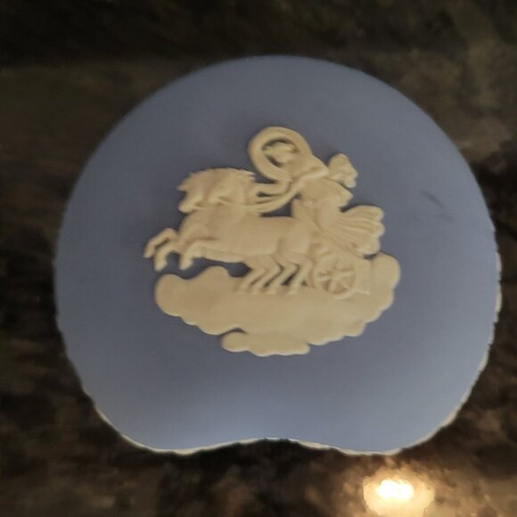 Vintage Wedgwood Blue Jasperware Trinket Box Heart Shaped Cherub Design 3" - Picture 8 of 16